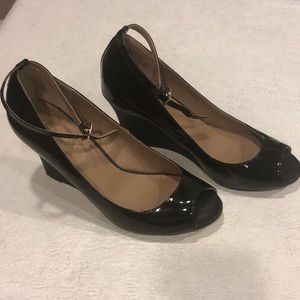 Ann Taylor Peep toe wedge size 8